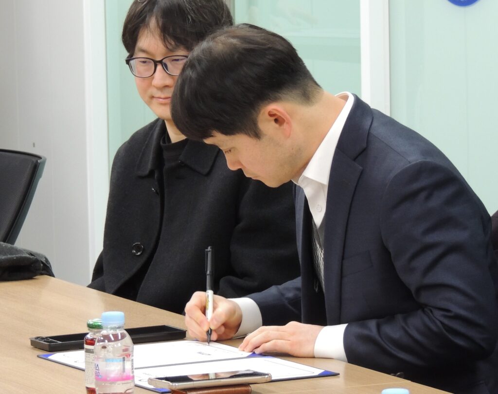 한동대학교 측 대표가 유엠브이기술과의 상호협력협약(MOU) 체결을 위해 문서에 서명하고 있는 장면