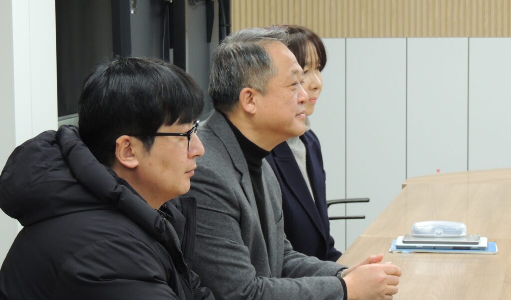 한동대학교와의 전략적 파트너십 체결식에 참석한 유엠브이기술 측 관계자 3명의 모습