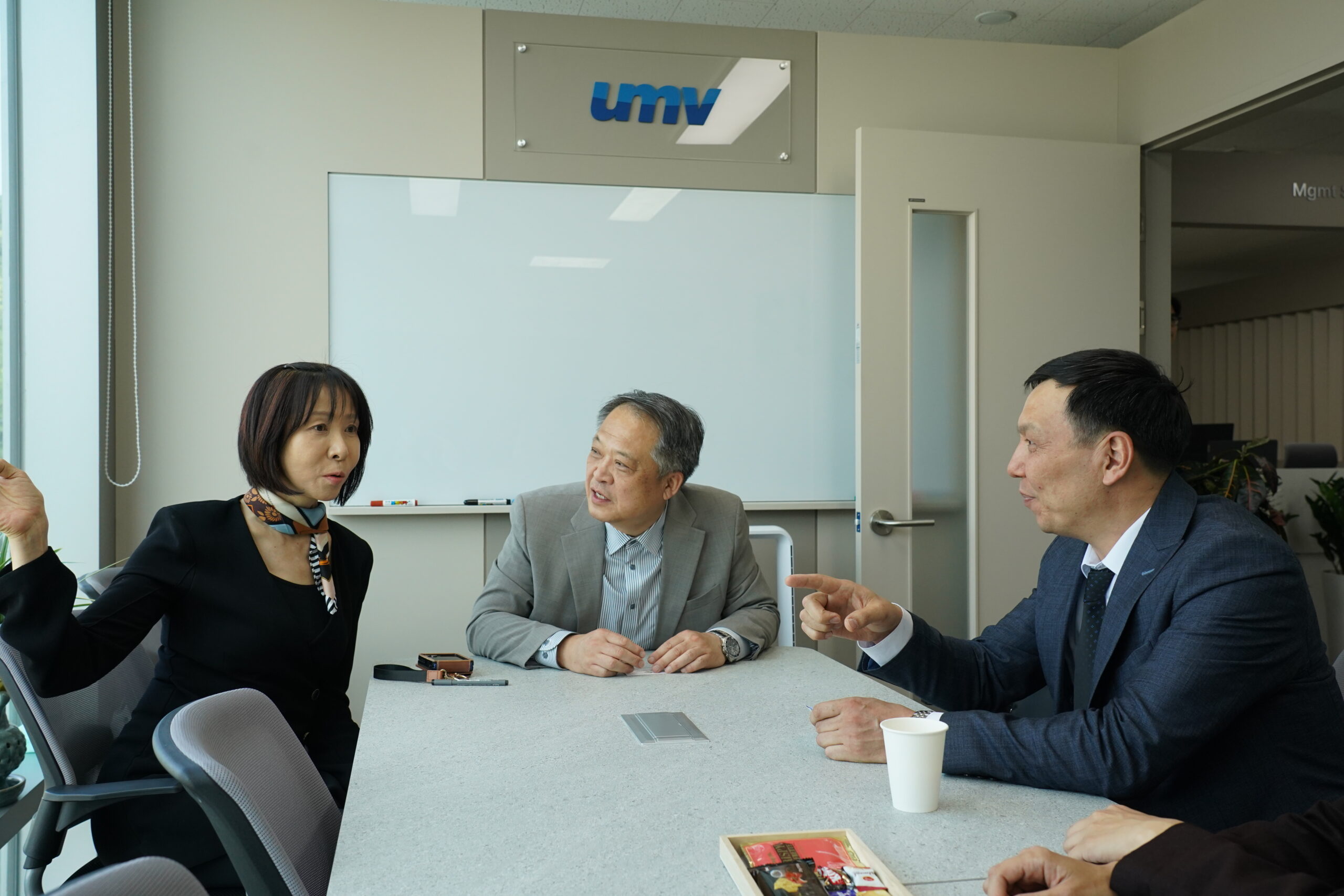 UMV executives and the Deputy Ambassador of Kazakhstan meet at UMV headquarters in Seoul to discuss international cooperation and cybersecurity.